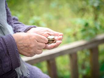 Ποιοι συνταξιούχοι δεν θα ξαναπληρώσουν την Εισφορά Αλληλεγγύης – Η νέα κλίμακα