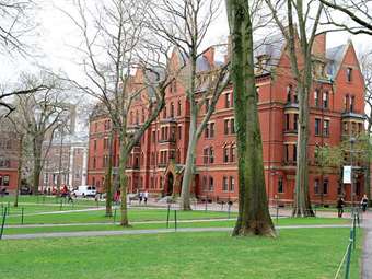 Η κυβέρνηση Τραμπ παγώνει επιχορηγήσεις $2,2 δισ. στο Χάρβαρντ