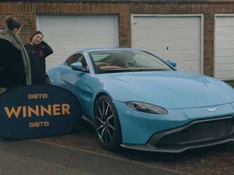 Δείτε την έκπληξη νεαρής όταν βλέπει την Aston Martin Vantage που κέρδισε σε διαγωνισμό