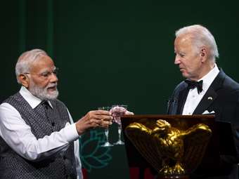 Ο Ναρέντρα Μόντι, μετά το ταξίδι του στην Ουκρανία, συζητά με τον πρόεδρο Μπάιντεν