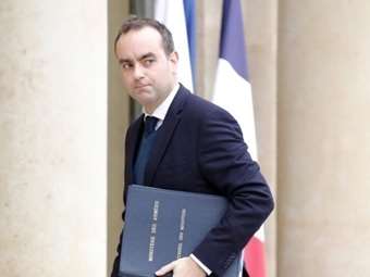 Γαλλία: Ο απερχόμενος Λεκορνί ξεκινά συνομιλίες σε μια απέλπιδα προσπάθεια να δώσει "τέλος" στην πολιτική κρίση