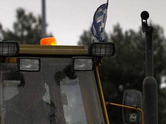 Βγήκαν τα τρακτέρ στον κόμβο του Πλατυκάμπου - Αγρότες πήγαν να ανέβουν στην εθνική και απωθήθηκαν από την αστυνομία