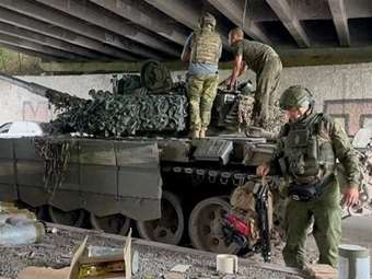 Ζελένσκι: Πάνω από 20 νεκροί από ρωσικό πλήγμα σε χωριό του Ντονέτσκ