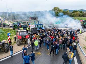 Κλιμάκωση "στα όρια της πολιορκίας" αποφάσισαν οι αγρότες - Κλείνουν για 48 ώρες δρόμους σε όλη τη χώρα