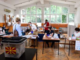 "Διπλές" εκλογές την Τετάρτη στη Βορ. Μακεδονία - Φαβορί το αντιπολιτευόμενο VMRO-DPMNE