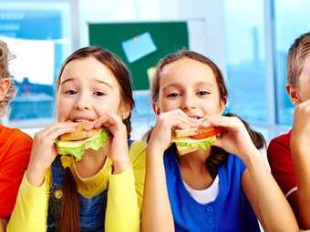 Έκθεση σε διαφημίσεις πρόχειρου φαγητού αυξάνει την κατανάλωση θερμίδων στα παιδιά