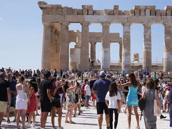 ΙΝΣΕΤΕ: Η Ελλάδα ανταγωνίζεται ισάξια στην τουριστική δαπάνη την Ισπανία - Μειώθηκε η μέση διάρκεια παραμονής