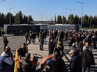 Εκατοντάδες αγρότες στον Ε-65 μετά από ένταση με ισχυρές αστυνομικές δυνάμεις