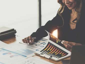 Το παράθυρο ευκαιρίας για να μειώσει η Ελλάδα την υστέρηση σε εξαγωγές και επενδύσεις