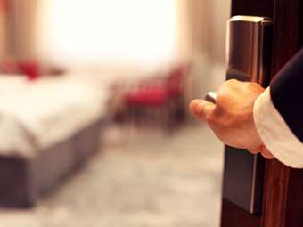 Μπλόκο στον δήμο Βάρης - Βούλας - Βουλιαγμένης να επιβάλει νέο τέλος σε ξενοδοχεία και εμπορικές επιχειρήσεις