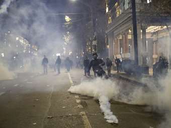 Γεωργία: Με δακρυγόνα και αντλίες νερού επιτίθεται η αστυνομία στους φιλοευρωπαίους διαδηλωτές