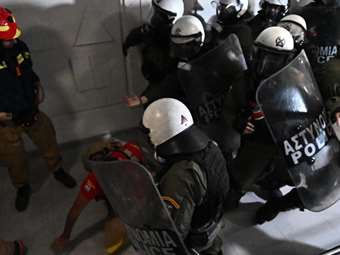 Επεισόδια μεταξύ εποχικών πυροσβεστών και ΜΑΤ στο Υπ. Κλιματικής Κρίσης στην Κηφισίας