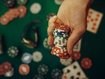 Στο στόχαστρο μηνύσεων γνωστοί Έλληνες influencers για προώθηση παράνομου τζόγου