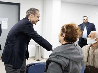 Επίσκεψη Κ. Μητσοτάκη στο νέο ΚΕΠΑ Πειραιά στο ΣΕΦ - Μείωση των εκκρεμών ραντεβού κατά 76%