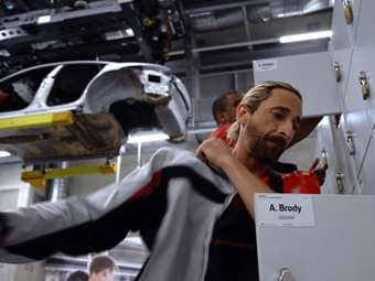 Και όμως ο Adrien Brody έπιασε δουλειά στο εργοστάσιο της Porsche (video)