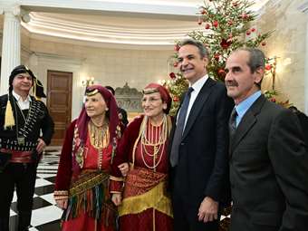 Τα κάλαντα της Πρωτοχρονιάς στον πρωθυπουργό Κυριάκο Μητσοτάκη