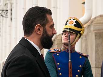 Συνάντηση Αλ Σαρά - Πούτιν: Έτοιμος για ισχυρότερους δεσμούς με τη Συρία ο Ρώσος πρόεδρος