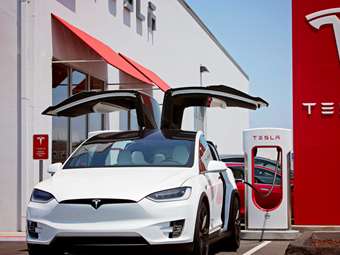 Tesla: Άλμα εσόδων αλλά νέα υποχώρηση του μικτού περιθωρίου στο τρίμηνο