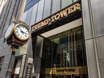 Καθιστική διαμαρτυρία Εβραίων ακτιβιστών που τάσσονται υπέρ της παλαιστινιακής υπόθεσης στον ουρανοξύστη του Τραμπ στη Νέα Υόρκη