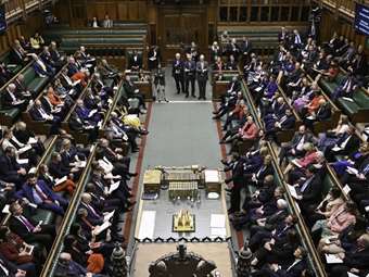 Βρετανία: Εγκρίθηκε το αμφιλεγόμενο νομοσχέδιο για την απέλαση μεταναστών στη Ρουάντα