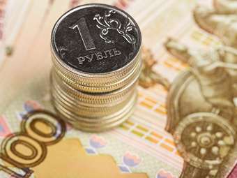 Ρωσία: Ανακάμπτει το ρούβλι μετά την κατρακύλα – Επαρκούν τα μέτρα, λέει η κεντρική τράπεζα