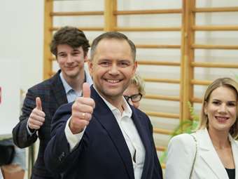 Πολωνία: Τριγμοί στις αγορές μετά την εκλογική νίκη του εθνικιστή Ναβρότσκι - "Βουτιά" 2% στις μετοχές