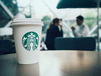 Starbucks: Αυξήθηκαν οι συγκρίσιμες πωλήσεις το τελευταίο τρίμηνο