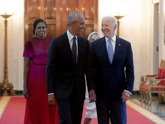 Ομπάμα προς συνεργάτες του: Ο Μπάιντεν πρέπει να επανεξετάσει την υποψηφιότητά του