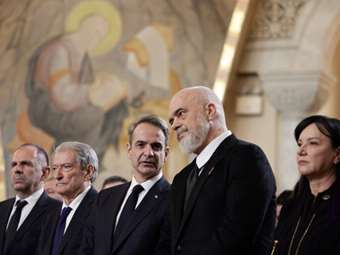 Τετ α τετ Μητσοτάκη-Ράμα μετά την κηδεία Αναστασίου - "Οφείλουμε να λύνουμε τις διαφορές μας με διάλογο", είπε ο Πρωθυπουργός