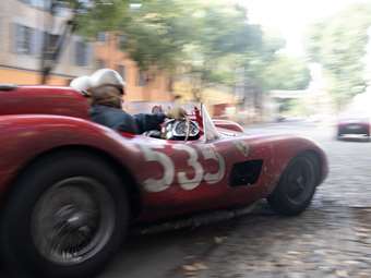 Video: Εκεί που αναπαλαιώνονται οι πανάκριβες και σπάνιες Ferrari