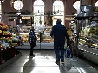 ΗΠΑ: Κοντά σε χαμηλό 5ετίας βυθίστηκε η καταναλωτική εμπιστοσύνη τον Απρίλιο