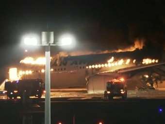 Τόκιο: Στις φλόγες δύο αεροσκάφη που συγκρούστηκαν στο αεροδρόμιο - Νεκροί πέντε επιβαίνοντες του μικρού αεροπλάνου, σώθηκε ο πιλότος