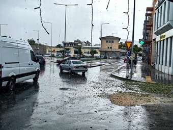 Κυκλάδες: Η κακοκαιρία χτυπά και τη Μύκονο - Χείμαρροι στους δρόμους της Χώρας, μήνυμα 112 και απαγόρευση μετακίνησης οχημάτων