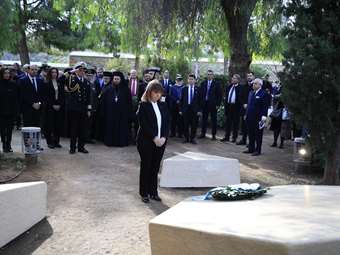 Κ. Σακελλαροπούλου: Κατέθεσε στεφάνι στο Μνημείο Ολοκαυτώματος στο Θησείο