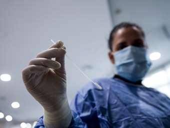 Ισχυρή σύσταση για τον κορονοϊό: "Κάντε τεστ πριν φύγετε για διακοπές" - Tριπλάσια κρούσματα σε σχέση με πέρυσι