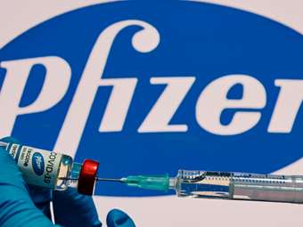 Η Κομισιόν αρνείται τη δημοσιοποίηση των μηνυμάτων μεταξύ φον ντερ Λάιεν και Μπουρλά για τα εμβόλια Covid-19