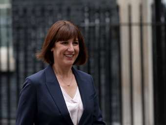 Βρετανία: Η πρώτη δημοσιονομική πρόκληση για τους Εργατικούς και τα 10 δισ. στερλίνες