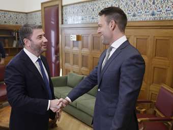 Πώς διαβάζουν τις δημοσκοπήσεις σε ΣΥΡΙΖΑ και ΠΑΣΟΚ