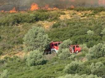 Μεγάλη φωτιά σε δύσβατη ορεινή περιοχή του Ρεθύμνου