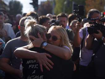 Σερβία: Απεργία πείνας ξεκίνησε μητέρα θύματος της τραγωδίας του Νόβι Σαντ - Ένταση μπροστά από το Κοινοβούλιο