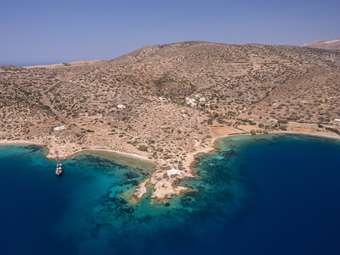 Αμοργός: Το απέραντο γαλάζιο που αντιστέκεται στην τουριστική κάμψη και διατηρεί την αυθεντικότητά του