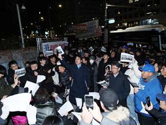 Τι αποκαλύπτει το αποτυχημένο "αυτοπραξικόπημα" της Νότιας Κορέας