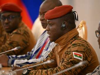 Ο επικεφαλής της ρωσόφιλης χούντας της Μπουρκίνα Φάσο "βάζει" τον Πάπα, τη Μπιγιονσέ και τον Ρ. Κέλι να τον "υμνούν" μέσω AI