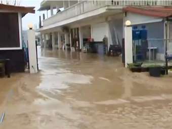 Κακοκαιρία: Σοβαρά προβλήματα στη Θεσσαλία - Υπερχείλισαν χείμαρροι, "ποτάμια" οι δρόμοι