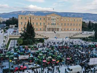 Αποχώρησαν τα τρακτέρ από το Σύνταγμα - Αποκαθίσταται σταδιακά η κυκλοφορία στο οδικό δίκτυο
