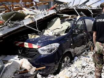 Γαλλία: Παρέτεινε την παραμονή του στη Μαγιότ ο Μακρόν - Οργισμένοι οι κάτοικοι του νησιού που επλήγη από τον κυκλώνα Σίντο