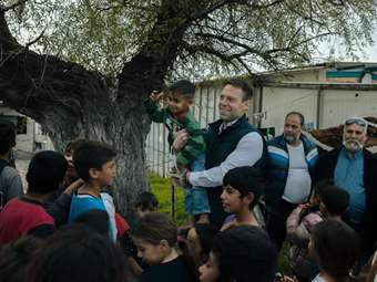 "Είμαστε με όλη την κοινωνία", τόνισε ο Στ. Κασσελάκης με αφορμή επίσκεψη του στον καταυλισμό των Ρομά στα Σαγαίκα Αχαΐας