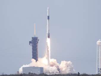 Musk και Bezos στη μάχη των άστρων