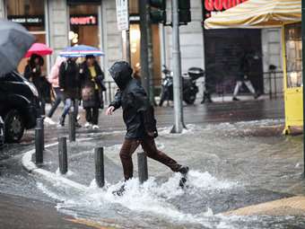 Κακοκαιρία Adel: Κρίσιμες ώρες για την Αττική - Σε "κόκκινο συναγερμό" Β. Αιγαίο και Δωδεκάνησα