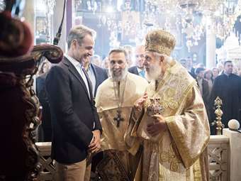 Ο πρωθυπουργός παρακολούθησε την πρώτη Ανάσταση στην Τήνο